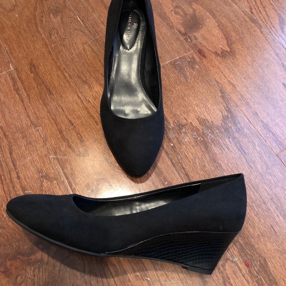 NWOT Bandolino Suede Wedge Pumps Size 7.5